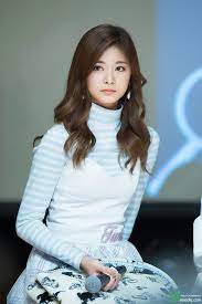 《yes, i am tzuyu》 發行日期：2020年4月27日 彩色，254頁 mina 《yes, i am mina》 發行日期：2020年12月30日 彩色，254頁 sana 《yes, i am sana》 發行日期：2021年3月15日 彩色，254頁 志效 《yes, i am jihyo》 發行日期：2021年8月20日 彩色，254頁 官方雜誌《twicezine》 雜誌資料 內容 《twicezine vol.1. Pin On Chou Tzuyu