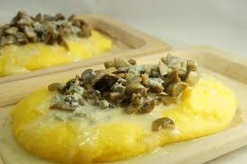 poˈlɛnta) is a dish of boiled cornmeal that was historically made from other grains. Polenta Con Funghi E Formaggio Gorgonzola Ricetta Ricette Ricette Di Cucina Polenta