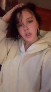 Βίντεο χρήστη Emma Batson (@i_smoke_lettuce) με μουσική Billie Bossa Nova