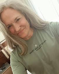 Welcome to Seven and One Books where we had a wonderful afternoon with THE  FLOWER SISTERS… complete with snacks in complementary colors!! And wine!!  And laughter. 💙🖤💙 Thank you for the warm