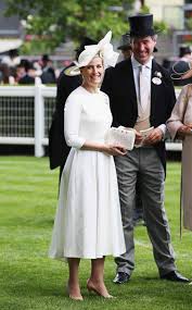 Ironiquement, lorsqu'ils se sont mariés en 1999, sophie et le prince edward, comte de wessex, le plus jeune fils de la reine, étaient également déterminés à maintenir leur carrière tout en représentant officiellement la reine. Cine E Cea Mai Eleganta Printesa Din Lume