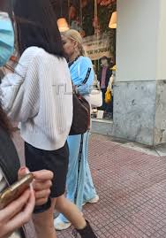 Ειδαμε τα …καθισματα τησ ιωαννασ τουνη στην μυκονο και μασ επεσαν τα σαγονια! Iwanna Toynh Bolta Stoys Dromoys Ths A8hnas Xwris Maska Prostasias For Women Only