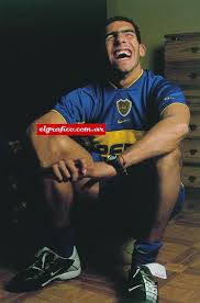 Actualmente juega como delantero en boca juniors de la primera división de argentina. 2002 El Joven Maravilla El Grafico