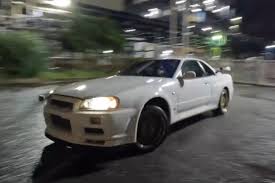 Nissan: El vídeo de la polémica: Lewis Hamilton derrapando... en un coche  que no es un Mercedes | Marca