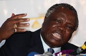 Francis lumasayi atwoli alizaliwa miaka 71 iliyopita katika kaunti ya kakamega na ndiye kiongozi wa muda mrefu zaidi wa muungano wa vyama vya wafanyikazi nchini kenya. Rare Photo Of Teenager Francis Atwoli Surprises Kenyans