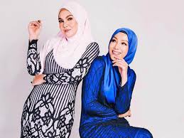 Menurut laporan mstar, erra atau nama sebenarnya fazira wan chik, 40, yang ditemani pengarah erma fatima dan umie aida kelihatan tenang ketika engku emran melakukan lafaz tersebut. Umie Aida Maafkan Erra Fazira Tapi Tak Akan Berkawan Semula News Features Cinema Online