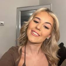 Ellie Graham's Instagram, Twitter & Facebook