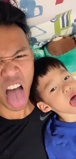 陈建州泳池里把飞飞翔翔抛出去像投篮，一手举一个儿子爸爸力max