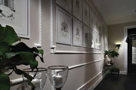 Per prima cosa occorre ritagliare i vari elementi seguendo le misure rilevate in precedenza. Cornici Effetto Gesso Per Rinnovare La Parete Pareti Cornice Decorazioni Pareti In Gesso
