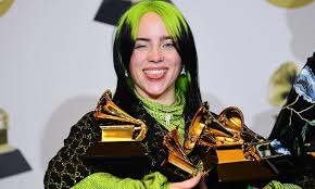 She first gained attention in 2015 when she uploaded the song ocean eyes to soundcloud, which was subsequently released by the interscope records. Billie Eilish Um Fenomeno Chamado Billie Eilish Claudia