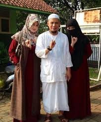 Meski tanpa menyebut istri, namun diduga kuat ini adalah tanda bahwa ustad arifin ilham memang sudah menikah lagi. Video Ustadz Arifin Ilham Bersama Kedua Istrinya Tentang Poligami Ini Jadi Viral