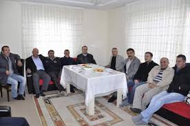 Bir kimsenin ayıbını örtmeye, yaptığı hatayı telafi etmesi için ona rüyada kirli evi temizlemeye çalıştıkça kirlenmesi ya da bir türlü temizlenmemesi, gayretin boş. Ruyada Baskasinin Evini Kalabalik Gormek Ruyandagor Com