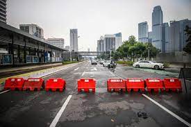 Pekerja menata hasil cetakan kerupuk putih di pabrik kerupuk melati, jakarta, sabtu (26/6/2021). Hwucg3pn02egtm
