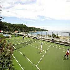 Envie De Depenser De L Energie Profitez De Notre Terrain De Tennisle Court Est Situe A L Avant De L Hotel Face A La Bai Tadoussac Tennis Toit Rouge