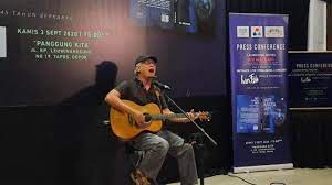 Em.em.3x em sabar sabar sabar dan tunggu c em itu jawaban yang kami terima em ternyata kita harus kejalan c em robohkan setan yang berdiri mengangkang *) c em wo o yao yao ya bongkar…. Chord Gitar Dan Lirik Lagu Bongkar Iwan Fals O O Ya O Ya O Ya Bongkar Di Jalanan Kami Sandarkan Tribunnews Com Mobile