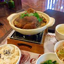春水岸料理茶坊 南投草屯 古早味麥芽豬腳 280 羅勒番茄鍋 280 來春水岸必吃它們的豬腳 這家也被 食尚玩家特別報導的麥芽豬腳一定要來吃吃看 用麥芽鹵製的豬腳 吃起來很滑嫩 肉質不粘膩很q 熱熱的吃真的好溫暖 火鍋部分 配料超豐富 冬粉 高