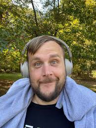 Put me anywhere that isn't a bathroom and take the bags and headphones out  of my hand pleaseeeee 🥰🥰🥰🥰