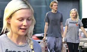 The latest tweets from kirsten dunst (@kirstendunst): Kirsten Dunst Lets Younger Brother Christian Carry Shopping Bags Daily Mail Online