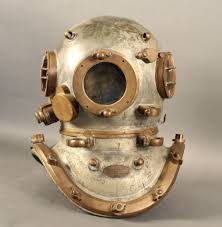 The visor portion of the diving helmets was typically made of glass. 500 11 Jpg 900 922 Diving Helmet Deep Sea Diving Diver Helmet
