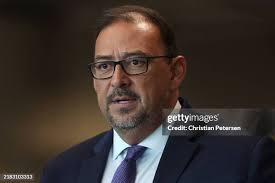 20 Photos & High Res Pictures