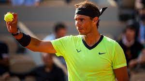 Saque liftado de rafael nadal, novak djokovic no puede precisar el resto y la bola se va fuera. Mwwgueivpvzzfm