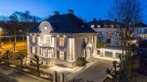 Bakgrunnen for et ønske om en ny statsministerbolig var ikke bare at man trengte representasjonslokaler, men også nye krav til sikkerhet for statsministeren med familie. Bolig Bergen Reagerer Pa Oppussing Av Gammelt Hus Denne Boligen Burde Vaert Fredet