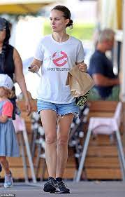 Natalie portman out for lunch at bills bondi in sydney 05/17/2021. Natalie Portman Im Ghostbusters Shirt Ghostbusters Deutschland