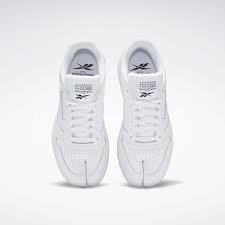 La basket blanche homme signée converse sera votre meilleure alliée en toute saison ! Sneakers Printemps Ete 2021 Les Modeles Les Plus Mode Vogue Paris