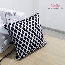 Satu orang butuh sekitar dua bantal. Cara Membuat Sarung Bantal Sofa Arlie Percetakan Kain