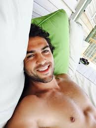 Milo works as a bartender in berlin and one night gets to know his dream woman sunny through a series of coincidences. Elyas M Barek