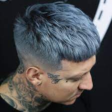 Jungendliche Asthetischer Look Haare Grau Farben Mann Mit Tattoos Am Hals Manner Haarfarbe Jungs Frisuren Manner Haarpflege