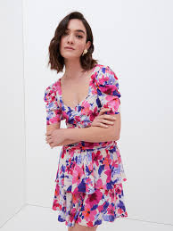 Abiti primavera estate 2021, scopri gli abiti estivi per look sofisticati, ecco i vestiti cerimonia più belli per lasciarsi ispirare dalle tendenze di stagione Abiti E Vestiti Da Cerimonia Donna Motivi Com