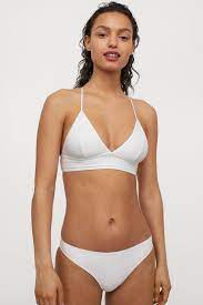 Il costume da bagno perfetto per tutti i tipi di corpi e per tutti i tipi di donne non esiste; Slip Bikini Bianco Donna H M Ch