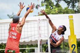 Dalam permainan voli pantai, terdapat perbedaan ukuran dengan voli indor yaitu tidak adanya garis serang pada voli pantai. Tim Voli Pantai Gagal Segel Tiket Olimpiade Tokyo Antara News