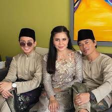 Pelakon dan anggota kumpulan elite, iaitu watie sadali mendedahkan bahawa orang selelu beranggapan dia akan berkahwin dengan vip. Dah Besar Anak Bujangmu Watie Handsome Gayanya Ni Netizen Berita Kopak
