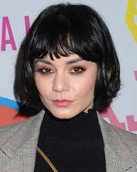 Bob Mit Pony Eine Stilvolle Fecettenreiche Und Wirklich Moderne Frisur In 2020 Bob Frisur Promi Frisuren Bob Haare