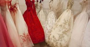 Se invece sei una sposa più matura puoi optare per colori delicati e pastellati, come il panna o il rosa. Vestiti Da Sposa Colorati