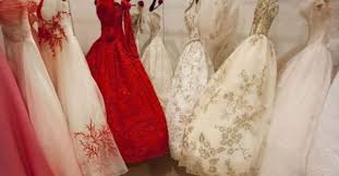Allo sposo si adattano anche il bordeaux, il grigio perla o il color ghiaccio. Vestiti Da Sposa Colorati
