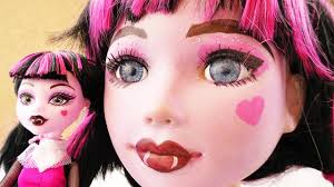 So besitzen die einzelnen puppen oft individuelle köpfe, hautfarben. Monster High Draculaura Make Up Und Styling Coole Grusel Vampir Verkleidung Youtube