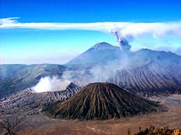 Para pengunjung mulai sibuk mengabadikan momen dengan latar belakang gunung bromo. Wisata Gunung Bromo Dibuka Lagi Akhir Bulan Ini Harian Bisnis