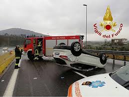 Tragedia sulla a1, schianto tra camion: Paura In Autostrada L Auto Si Ribalta Cronaca Montecatini Terme