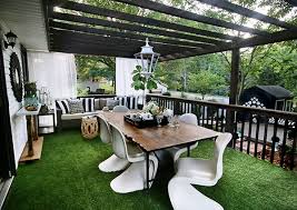 The Artificial Grass Is Always Greener On A Deck Jardin Couvert Terrasse Et Table Rustique