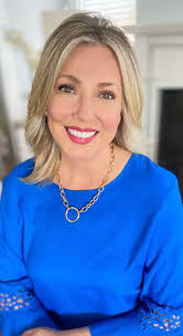 Robin Heil's Instagram, Twitter & Facebook