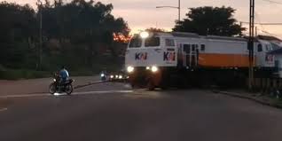 Check spelling or type a new query. Video Viral Detik Detik Pengendara Motor Nyaris Tertabrak Kereta Di Nagreg Ini Kata Pt Kai Halaman All Kompas Com