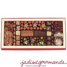 Coffret De Chocolats Garni De Dragees Chocolatees Petits Chocolats Pralines Ganaches Palets Aux Fruits Secs Mini Chocolat Chocolat Artisanal Cadeau Chocolat
