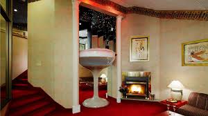 My Girlfriend and I Spent Our Six-Month Anniversary at a Poconos Honeymoon  Hotel - Racked