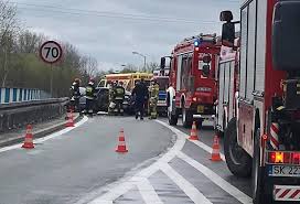 Na autostradzie a4 na wysokości mysłowic, na pasie w kierunku katowic, doszło do stłuczki samochodu osobowego z ciężarowym. Wypadek Katowice Artykuly Dziennik Zachodni