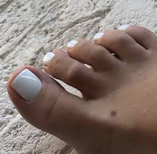 Very cute look and very simple to pull off. Pin By Lampton Johnson On Angela Bassett Toe Nails White Pedicure Designs Toenails Short Square Nails