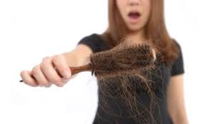 Perdiamo capelli durante tutto l'arco dell'anno , per il naturale ricambio fisiologico, ma ce ne rendiamo conto di più in autunno quando il . Capelli Come Affrontare La Caduta Con Rimedi Naturali Wellme