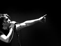 Aucun de ses disques n'a vraiment convaincu la critique spécialisée, probablement à cause d'une vision éculée de la chanson révoltée ou de. Damien Saez Wikipedia